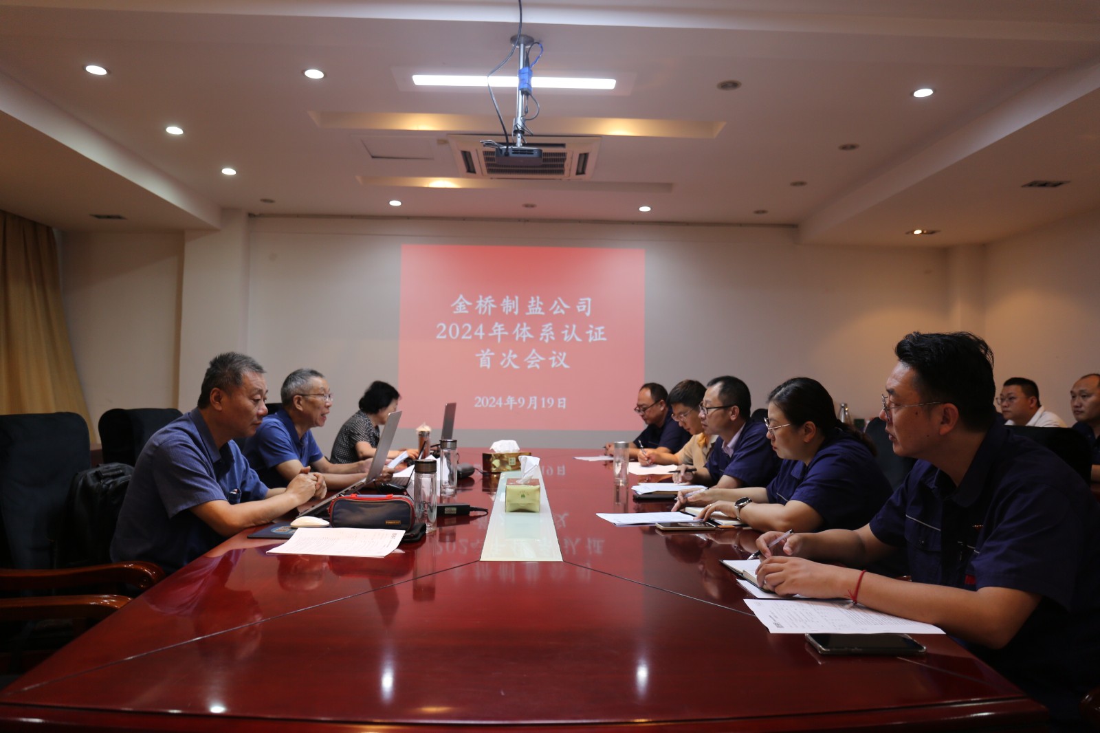 近日，金橋制鹽公司通過北京世標認證中心審核，給予食品安全管理體系、環(huán)境管理體系和職業(yè)健康安全管理體系認證“保持認證資格”的監(jiān)督審核結論，給予質量管理體系認證“再次注冊”的再認證審核結論。通過審核，是對公司精細化管理成果的檢驗，促進公司內控管理水平持續(xù)提升。（李曉月）